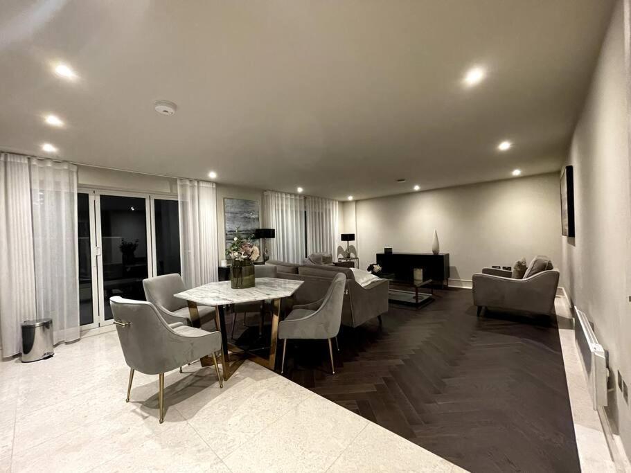 2Br Urban Vista Retreat Chcl F7 Apartment Chigwell Luaran gambar