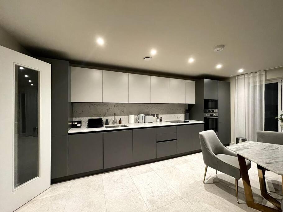 2Br Urban Vista Retreat Chcl F7 Apartment Chigwell Luaran gambar